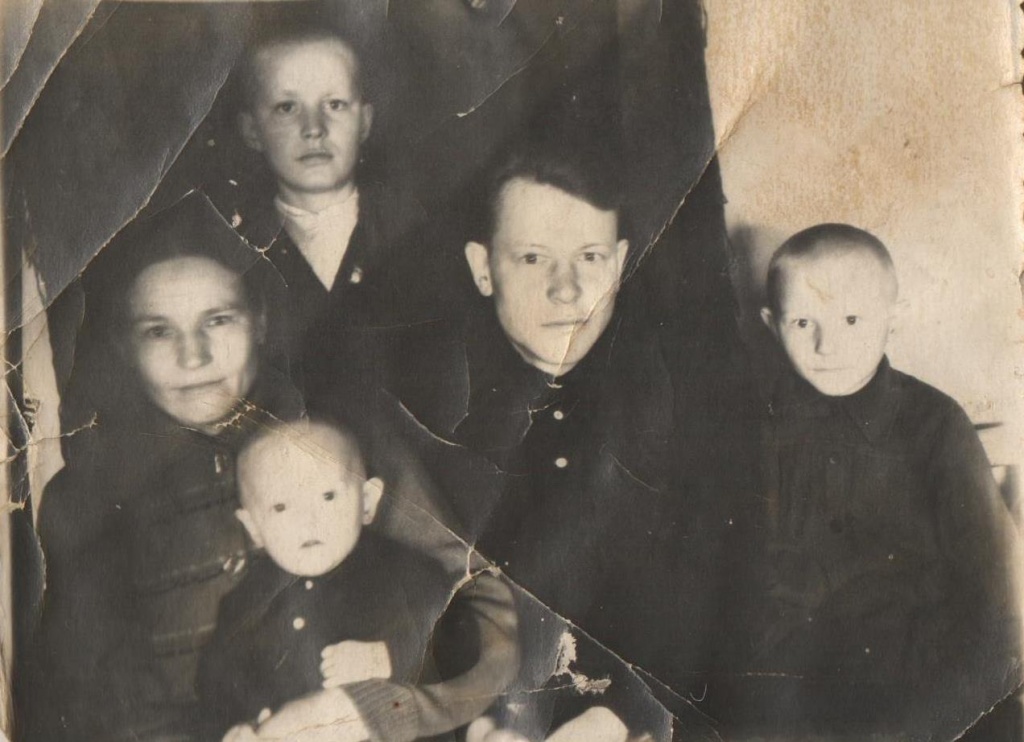 Рыжих Федор Андреевич с семьей 1956 г..jpg